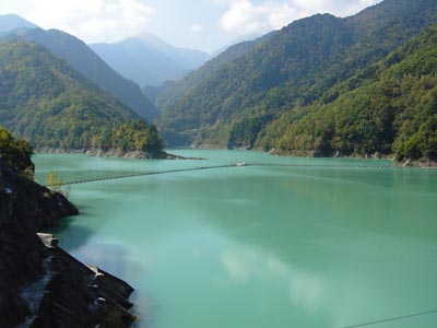 ダム湖は龍神湖と呼ばれています