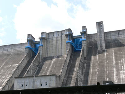 堤体直下から堤体を見る