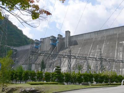 下流側から堤体を見る