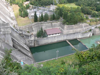 右岸からダム直下を見る