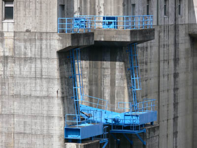 右岸からラジアルゲートを見る