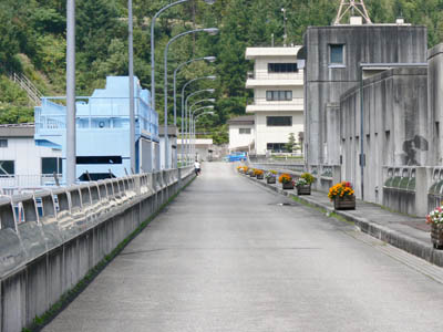 右岸から天端を見る