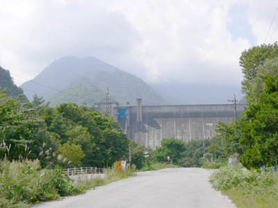 下流からの堤体全景