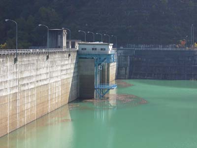 左岸上流側から堤体