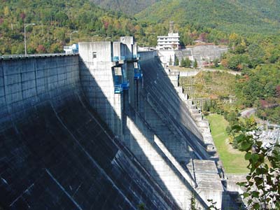 右岸から堤体を望む