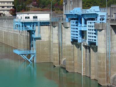 上流側から選択取水設備と非常用洪水吐