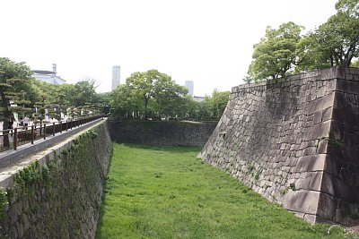 内堀の一部が空堀なのは不可解です