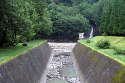 ここからダム湖に水が流れ込んでいます