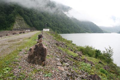 堤体上流側とダム湖