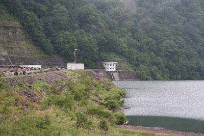 取水設備とダム湖