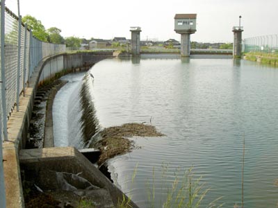 上流から洪水吐
