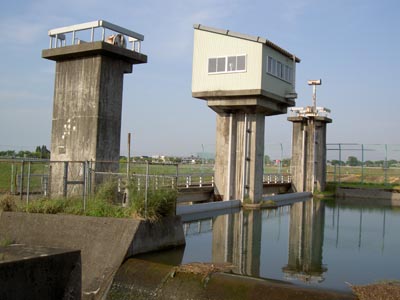 堰堤を左岸から