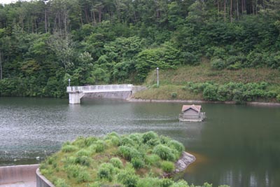取水塔とダム湖内に何か変なものが