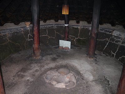 竪穴式住居の内部
