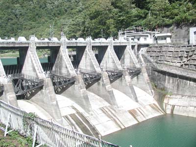 坂上ダムを右岸から