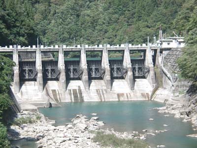 下流側から見た堤体