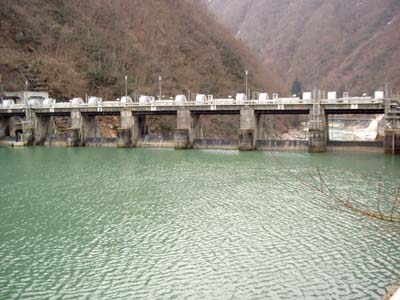 右岸上流側から堤体を見る