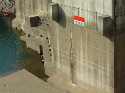 �����ʂɂ͂قǉ����ł���