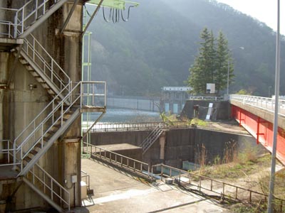 洪水吐から堤体を望む