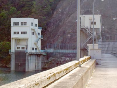 天端上から取水塔