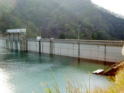 右岸上流から堤体