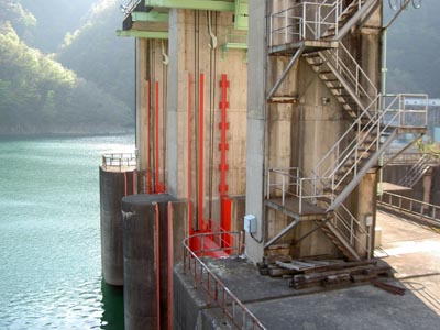 トンネル式洪水吐