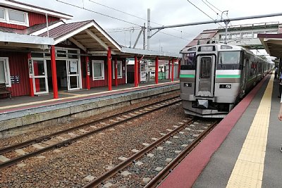 ホームに731系電車が入線