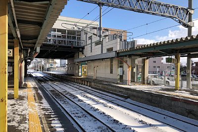 ホームと跨線橋