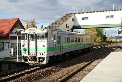 跨線橋とキハ40形