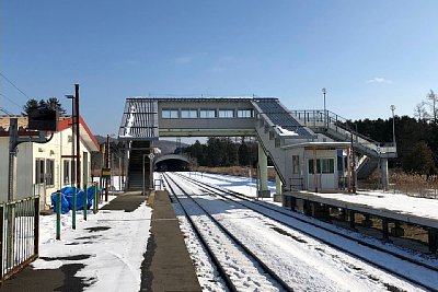 ホームと跨線橋