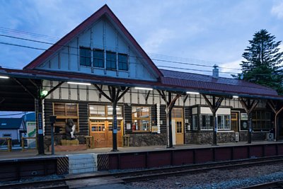 駅舎と構内踏切