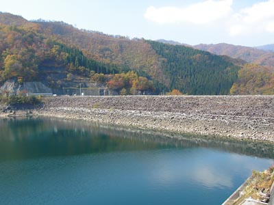 右岸上流側から堤体を望む