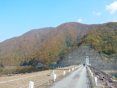 天端は自動車も通行可能ですが注意書きがありました