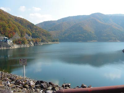 ダム湖は下小鳥湖と呼ばれています