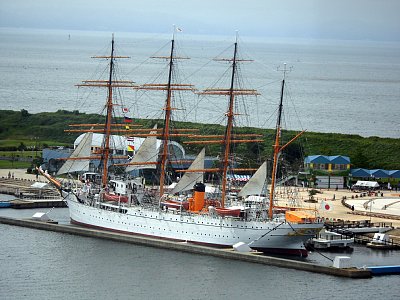 海王丸を望遠で撮影