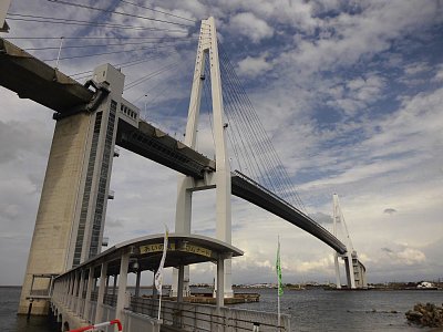 あいの風プロムナード 越の潟側入口