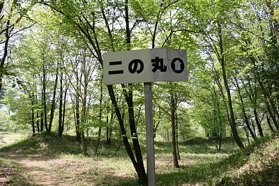 二の丸と本丸の間に植え込みがあるのですが