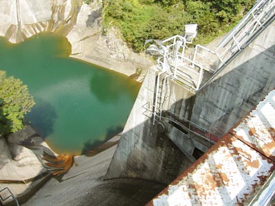 天端からダム直下を見る