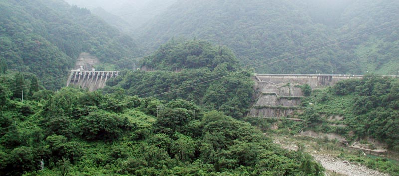 祖山ダム遠景(左が主堤体、右が副堤体)