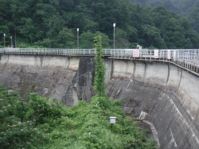 副堤体が屈曲している