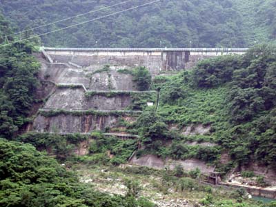 巨大な副堤体の全景