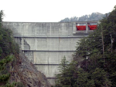 下流から堤体を望む