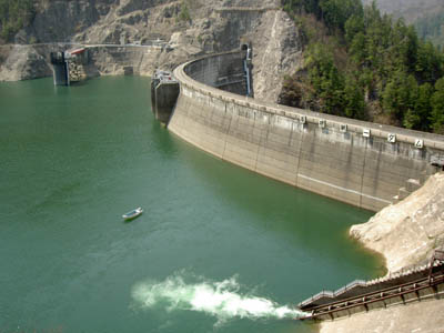 ダム湖に無人のボートが