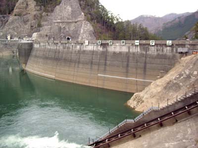 右岸上流側から見た堤体