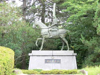 高岡城本丸跡にある前田利長像