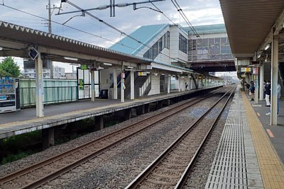 ホームと跨線橋