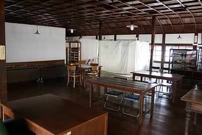 議場にスクリーンが