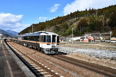 通過線を特急「ひだ」が走行します