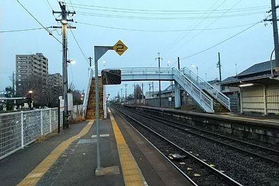 相対式ホームと跨線橋