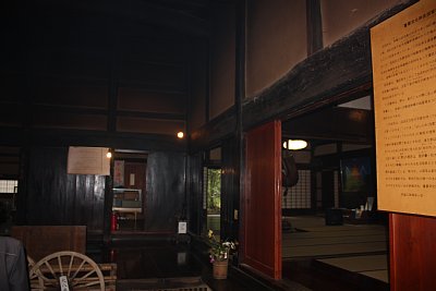 玄関は土間です